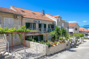 Apartments and rooms with parking space Supetar, Brac - 5658